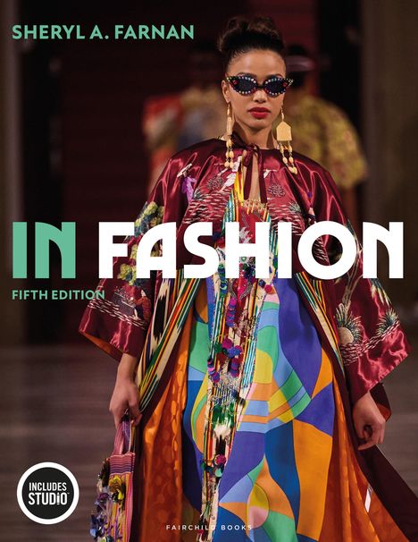 „SHERYL A. FARNAN“, „IN FASHION“, „FIFTH EDITION“, „INCLUDES STUDIO“. Eine Frau im bunten, ausgefallenen Outfit.
