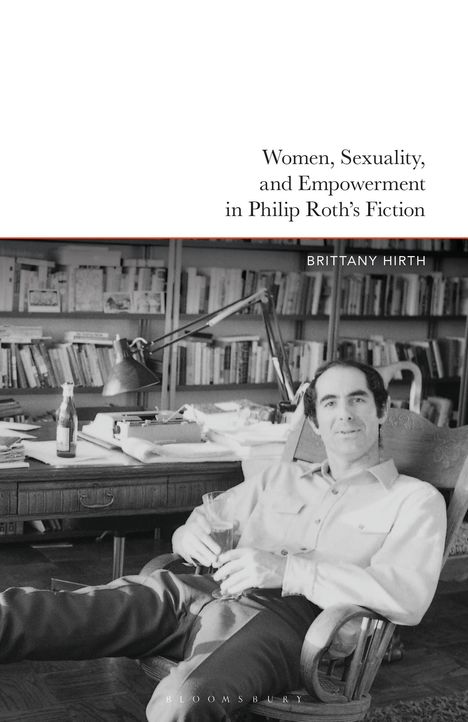 Frauen, Sexualität und Empowerment in Philip Roths Fiktion. Brittany Hirth. Mann sitzt lässig an einem Schreibtisch voller Bücher.