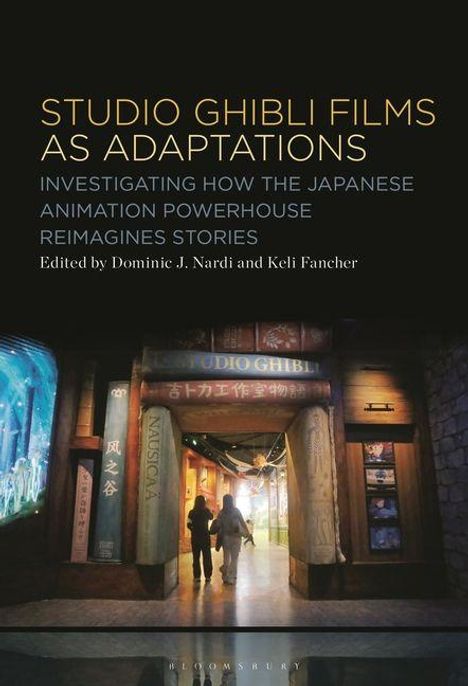 Titel: "STUDIO GHIBLI FILMS AS ADAPTATIONS". Motiv: Menschen betreten beleuchteten Eingang eines Gebäudes.