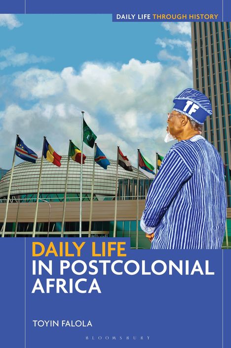 „Daily Life in Postcolonial Africa“ – Toyin Falola. Ein Mann in traditioneller Kleidung vor Flaggen und Gebäuden.