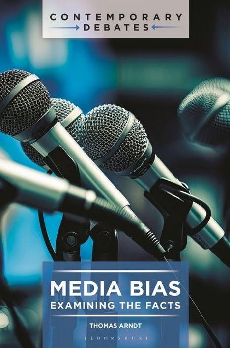 Text: "MEDIA BIAS: EXAMINING THE FACTS" und "CONTEMPORARY DEBATES." Mehrere Mikrofone im Fokus.