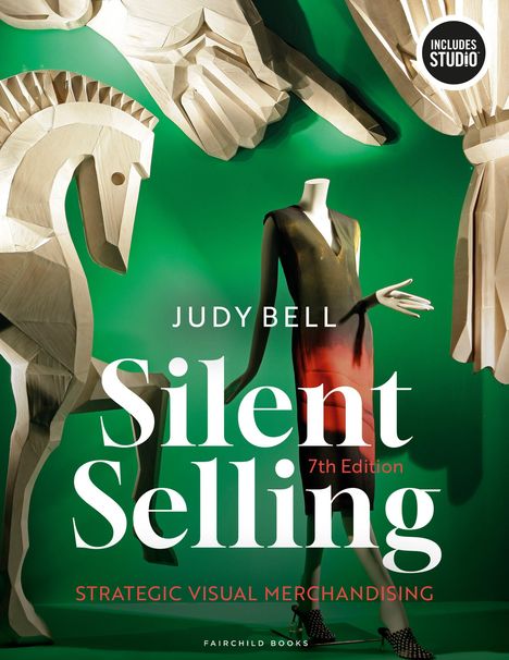 "Silent Selling, 7th Edition" auf grünem Hintergrund. Links Holzpferd, rechts Schneiderpuppe in elegantem Kleid.