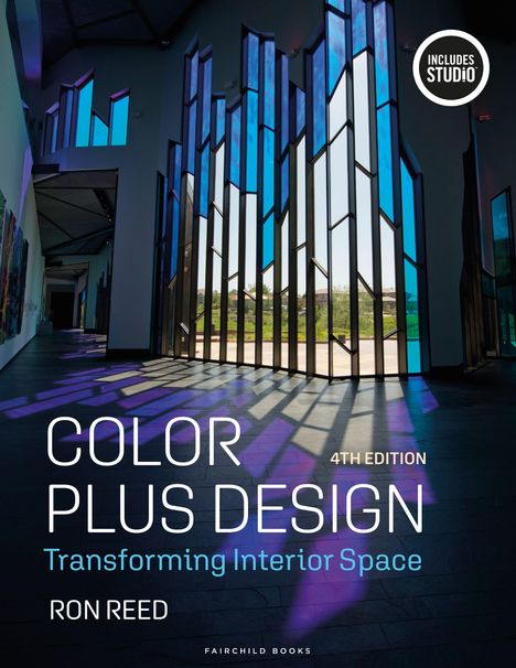 Titel: "Color Plus Design: Transforming Interior Space, 4th Edition" von Ron Reed. Modern gestalteter Innenraum mit großen Fenstern.