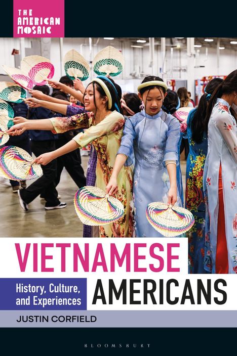 "THE AMERICAN MOSAIC: VIETNAMESE AMERICANS" Menschen in traditionellen Kleidern tanzen mit Fächern.