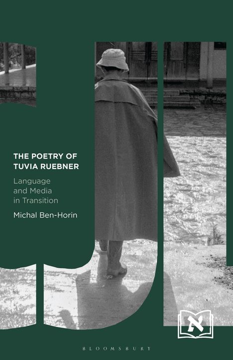 „THE POETRY OF TUVIA RUEBNER“; Eine Person im Regenmantel, von hinten gezeigt, vor einem Gebäude.