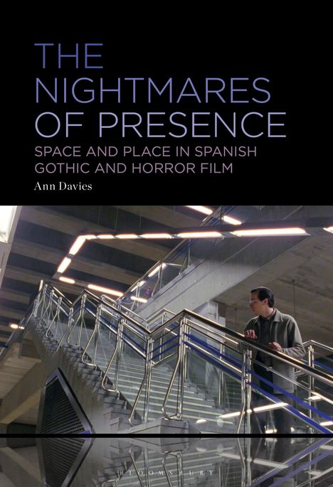 Buchtitel: "The Nightmares of Presence" von Ann Davies. Ein Mann steht auf einer beleuchteten Treppe in einer modernen Umgebung.