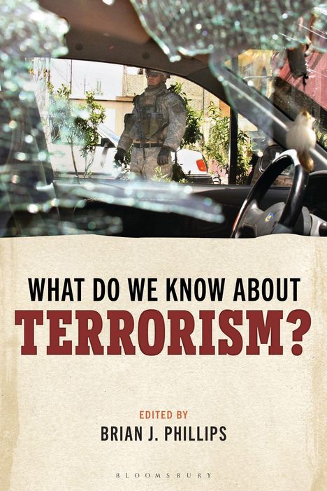 „What Do We Know About Terrorism?“ Großaufnahme eines Soldaten durch zerbrochenes Autofenster. Bearbeitet von Brian J. Phillips.