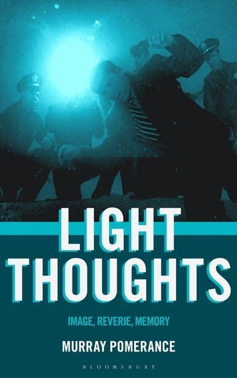 „LIGHT THOUGHTS“, „IMAGE, REVERIE, MEMORY“, „MURRAY POMERANCE“. Dunkles Foto zeigt Polizisten in Aktion.
