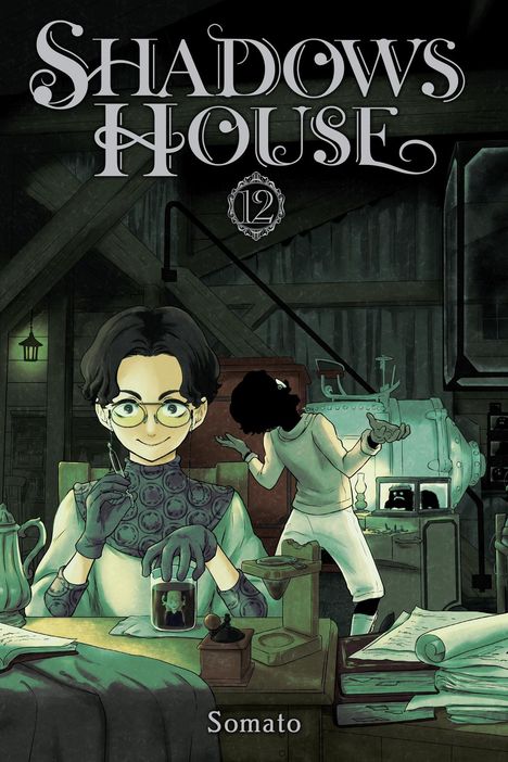 "Shadows House 12" und "Somato". Zwei Personen in einem düsteren Raum, eine arbeitet am Tisch, die andere steht im Hintergrund.