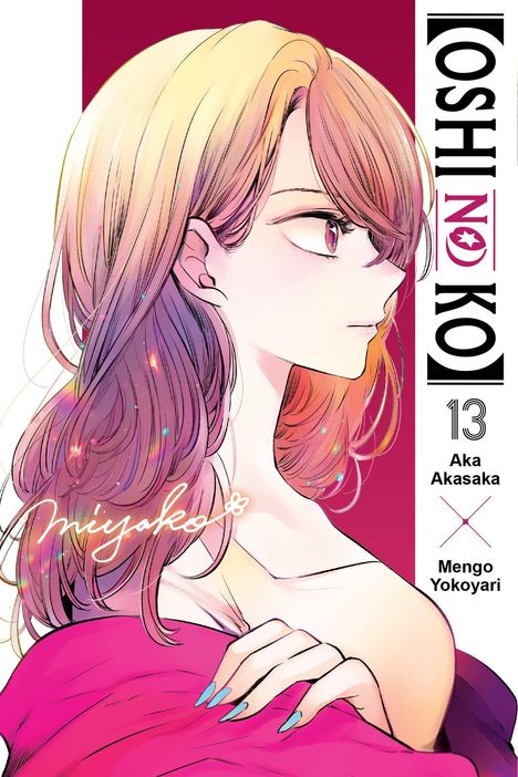 „OSHI NO KO 13“ und „Aka Akasaka x Mengo Yokoyari“, Frau seitlich mit buntem Haar, hält Kleidung.