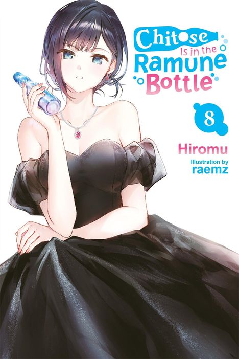 „Chitose Is in the Ramune Bottle 8“ von Hiromu. Eine junge Frau in schwarzem Kleid hält eine Flasche in der Hand.
