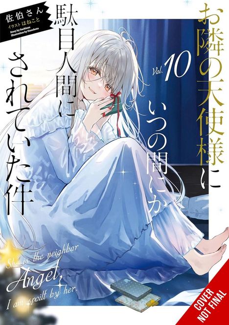 Texte: Vol. 10, She is the neighbor Angel, I am spoilt by her.

Eine Illustration zeigt eine Person mit langen grauen Haaren in einem blauen Nachthemd.