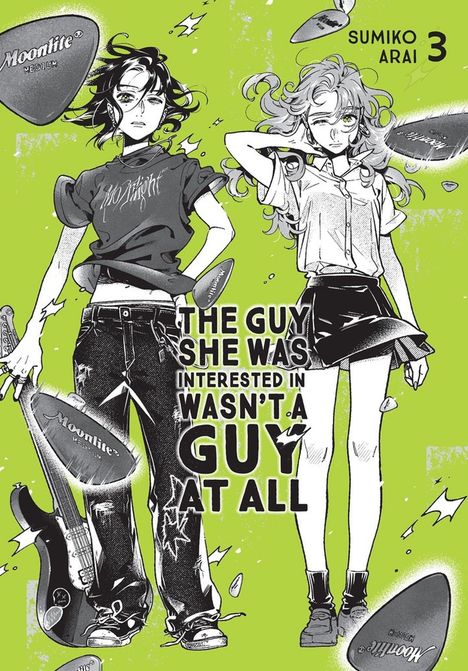 „The guy she was interested in wasn’t a guy at all.“ Zwei Personen, eine mit Gitarre, vor einem grünen Hintergrund.