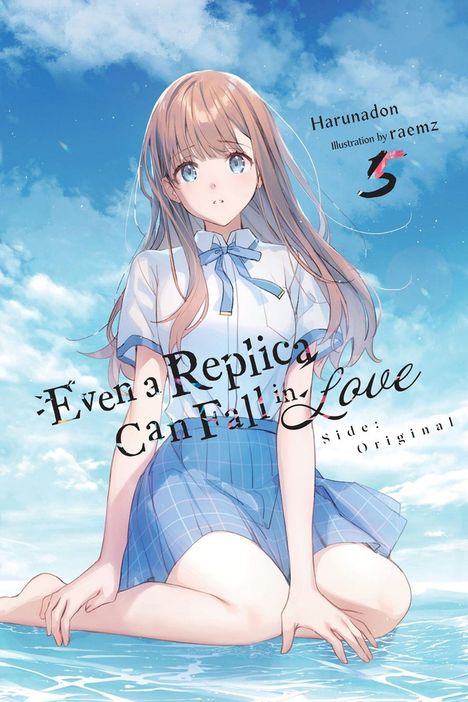 "Even a Replica Can Fall in Love" steht in kunstvoller Schrift. Illustration: Ein Mädchen sitzt im Wasser, blauer Himmel.