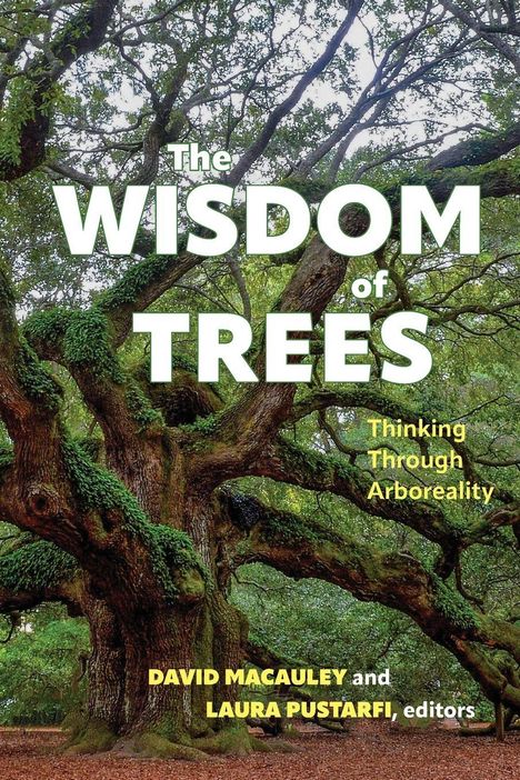 "The Wisdom of Trees: Thinking Through Arboreality" von David Macauley und Laura Pustarfi. Ein massiver, moosbedeckter Baum.