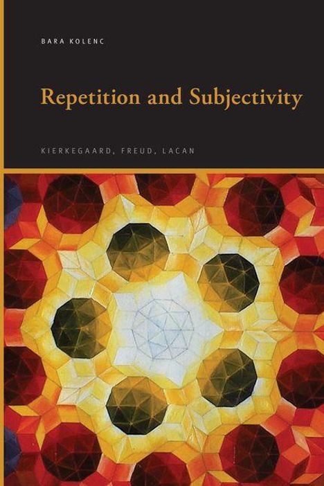"Repetition and Subjectivity" steht mittig auf schwarzem Hintergrund. Darunter ein buntes, geometrisches Muster in Gelb und Rot.