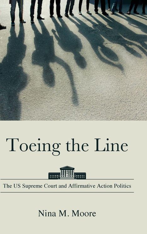 "Toeing the Line" von Nina M. Moore. Schatten von Menschen auf dem Asphalt und ein stilisiertes Gebäude-Symbol.
