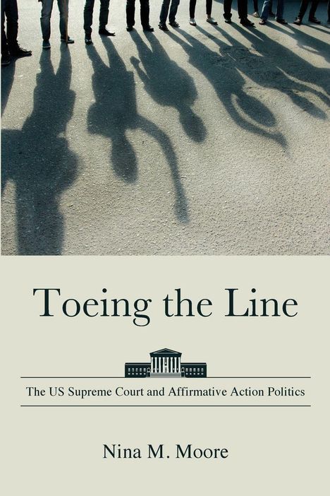 "Toeing the Line" von Nina M. Moore. Silhouetten von Menschen werfen Schatten auf die Straße.