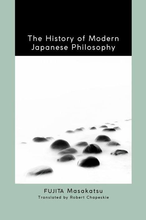 "The History of Modern Japanese Philosophy" von Fujita Masakatsu, übersetzt von Robert Chapeskie. Schwarz-weißes Bild mit Steinen im Nebel.