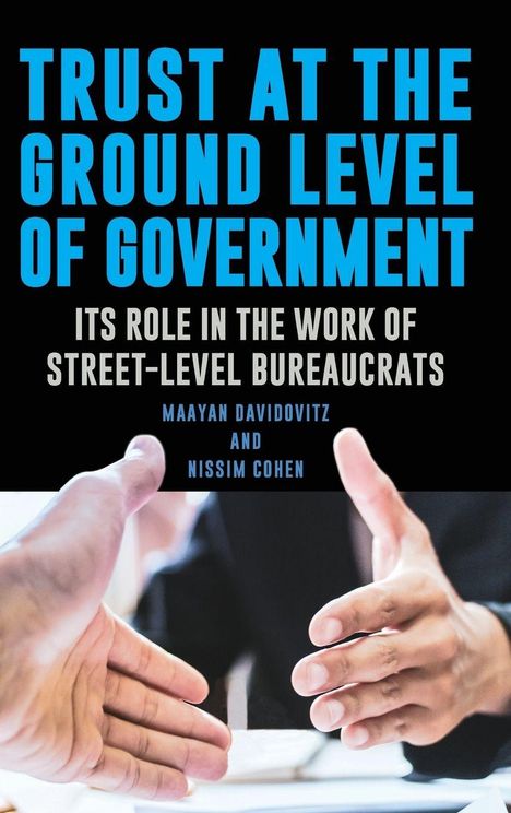 Text: "Trust at the Ground Level of Government. Its Role in the Work of Street-Level Bureaucrats." Zwei Hände beim Händeschütteln.