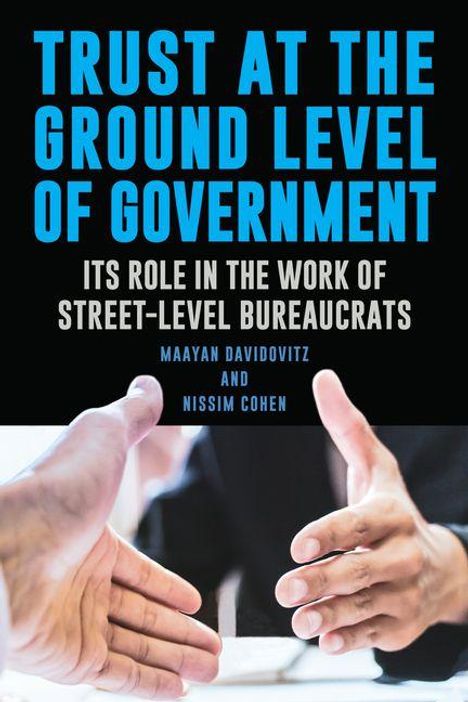 "Trust at the Ground Level of Government" in Blau. Zwei Hände kurz vor dem Händedruck.