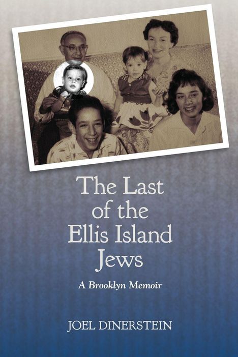 "The Last of the Ellis Island Jews: A Brooklyn Memoir." Ein altes Familienbild mit mehreren Personen im Hintergrund.