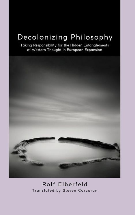 „Decolonizing Philosophy“ von Rolf Elberfeld, übersetzt von Steven Corcoran. Schwarz-weißes Bild eines Steinkreises im Nebel.