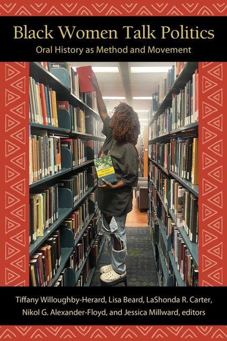 „Black Women Talk Politics: Oral History as Method and Movement.“ Eine Frau steht zwischen Bücherregalen in einer Bibliothek.