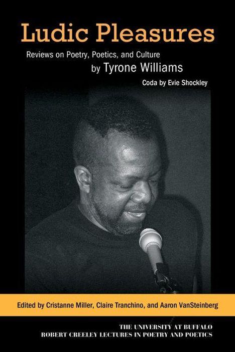 "Ludic Pleasures: Reviews on Poetry, Poetics, and Culture by Tyrone Williams. Coda by Evie Shockley." Schwarz-weiß Foto eines Mannes mit Mikrofon.