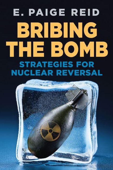 Text: "E. PAIGE REID", "BRIBING THE BOMB", "STRATEGIES FOR NUCLEAR REVERSAL". Illustration: Bombe in Eiswürfel.