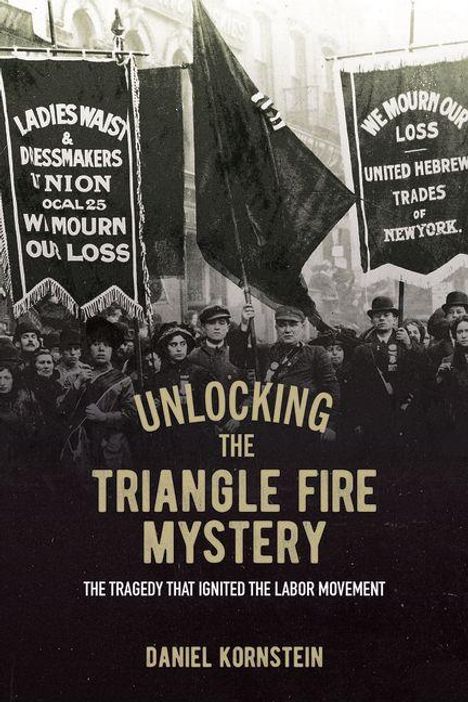 Buchcover mit Schriftzug: „Unlocking the Triangle Fire Mystery“. Historische Fotografie, Banner mit Protestbotschaften.
