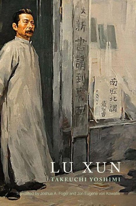 LU XUN, TAKEUCHI YOSHIMI. Ein Mann im traditionellen Gewand steht vor einem Eingang mit chinesischen Schriftzeichen.
