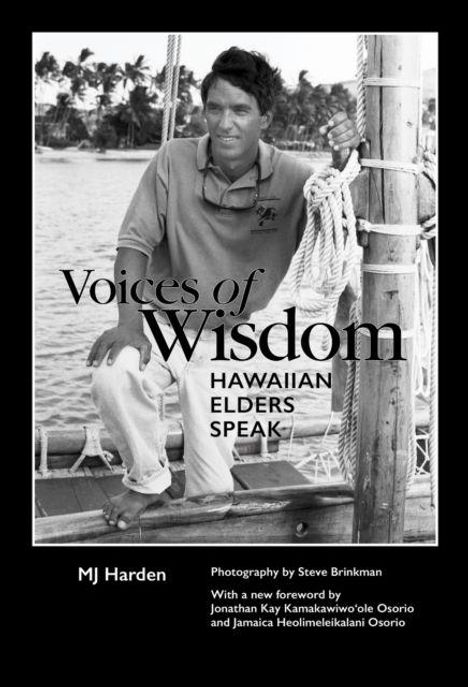 "Voices of Wisdom: Hawaiian Elders Speak" von MJ Harden. Foto eines Mannes auf einem Boot vor tropischem Hintergrund.