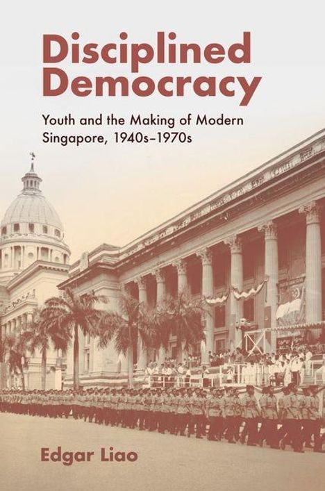„Disciplined Democracy: Youth and the Making of Modern Singapore, 1940s–1970s“ von Edgar Liao. Historisches Gebäude mit Soldaten.