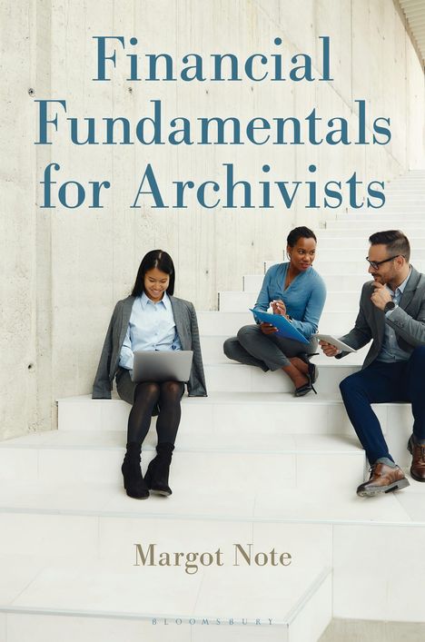 „Financial Fundamentals for Archivists“ steht oben. Unten „Margot Note“. Drei Personen sitzen auf weißen Treppen.