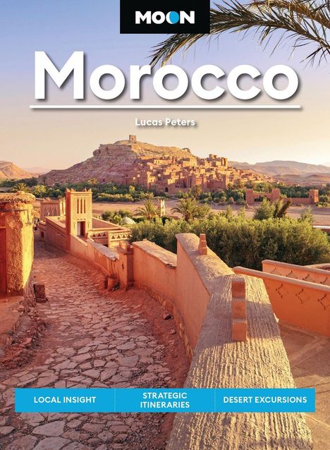 "Moon: Morocco, Lucas Peters. LOCAL INSIGHT, STRATEGIC ITINERARIES, DESERT EXCURSIONS. Ein Dorf vor einer Wüstenkulisse."