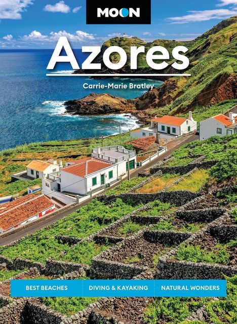 "Azores" von Carrie-Marie Bratley oben in Großbuchstaben. Unten "BEST BEACHES", "DIVING & KAYAKING", "NATURAL WONDERS". Küstenlandschaft mit Häusern.