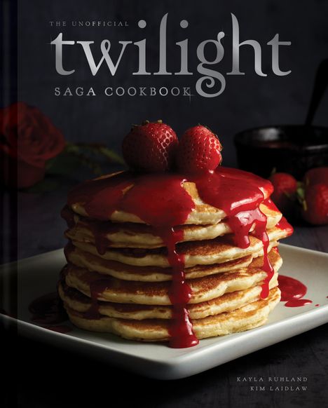 "THE UNOFFICIAL Twilight SAGA COOKBOOK" in stilvoller Schrift, ein Stapel Pfannkuchen mit Erdbeeren und roter Soße.
