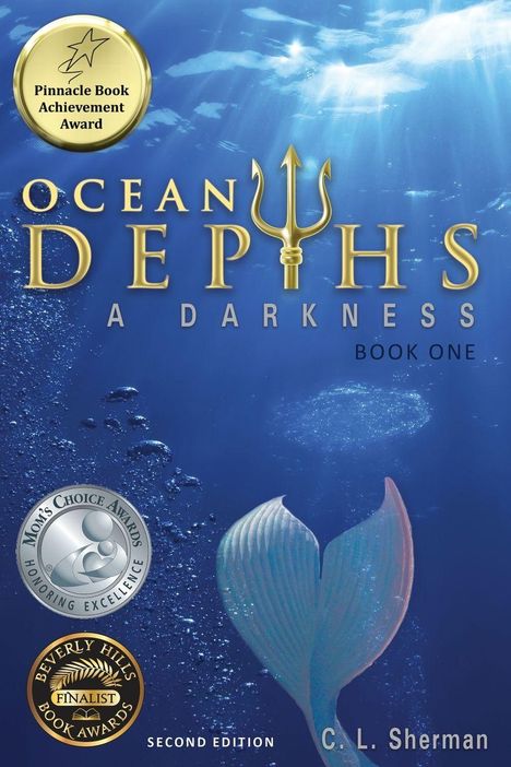 Text: "Pinnacle Book Achievement Award", "Ocean Depths: A Darkness", "Book One", "Mom's Choice Awards", "Beverly Hills Book Awards", "Second Edition", "C. L. Sherman".  
Motiv: Unterwasserlandschaft mit Blasen und Meerjungfrauenschwanz.