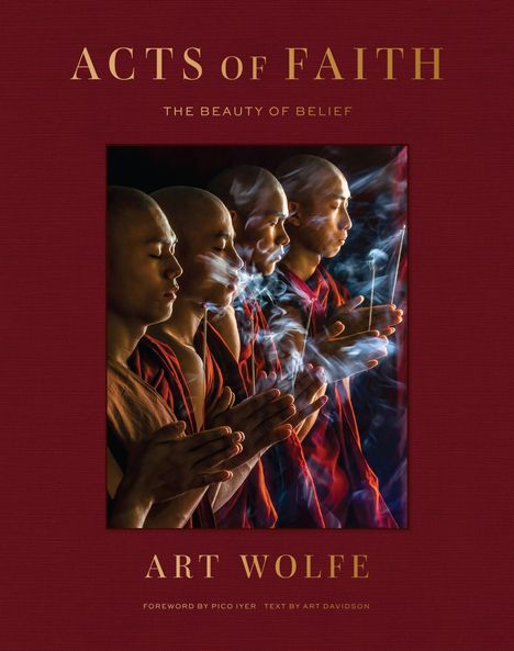 „ACTS OF FAITH“, „THE BEAUTY OF BELIEF“, „ART WOLFE“: vier meditierende Mönche mit Weihrauch vor rotem Hintergrund.