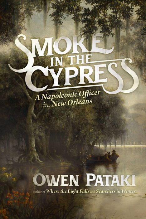 "Smoke in the Cypress: A Napoleonic Officer in New Orleans" von Owen Pataki. Illustration: Boot auf einem nebligen Fluss.