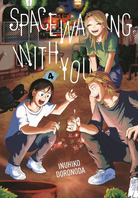 "SPACE WALKING WITH YOU", "INUHIKO DORONODA". Drei lachende Personen zünden kleine Feuerwerke an.