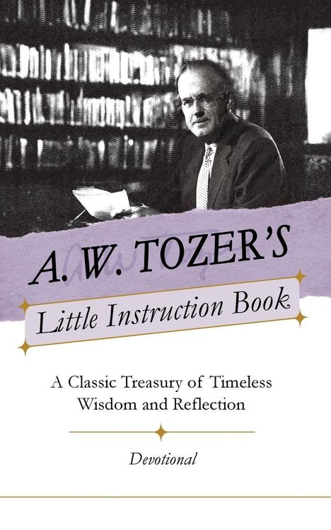 "A.W. Tozer's Little Instruction Book" steht über einem Mann in Anzug vor einem Bücherregal.
