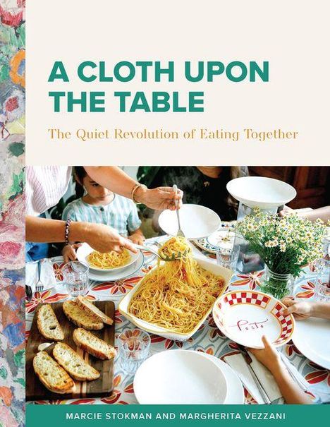 „A CLOTH UPON THE TABLE“, zentrales Motiv: Ein Tisch mit Pasta, Brot und Blumen, umgeben von Menschen, die Speisen teilen.