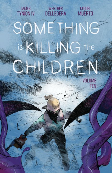 Texte: "SOMETHING IS KILLING THE CHILDREN", "JAMES TYNION IV", "WERTHER DELL'EDERA", "MIQUEL MUERTO", "VOLUME TEN". Illustration: Person mit Maske, Kettensäge und tentakelartigen Formen.