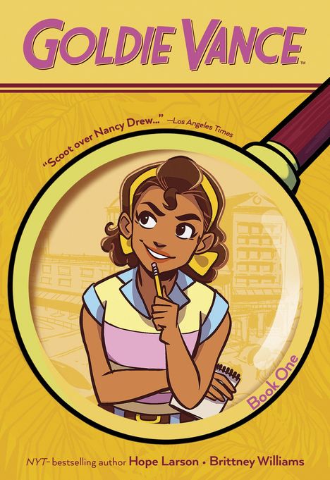 "Goldie Vance". Illustration mit einem Mädchen, Notizblock in der Hand, nachdenklicher Ausdruck, vergrößert durch eine Lupe.