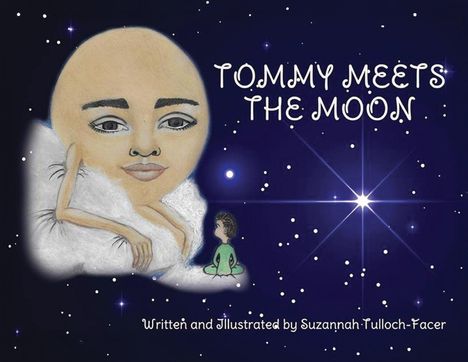„TOMMY MEETS THE MOON“. Ein Junge in einem grünen Anzug sitzt vor einem Mondgesicht auf einer Wolke.