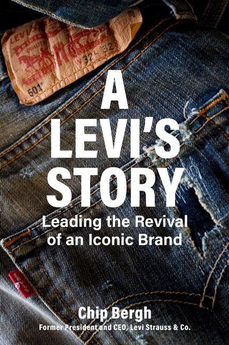 „A LEVI'S STORY: Leading the Revival of an Iconic Brand“ von Chip Bergh. Hintergrund: Nahaufnahme von Jeansstoff.