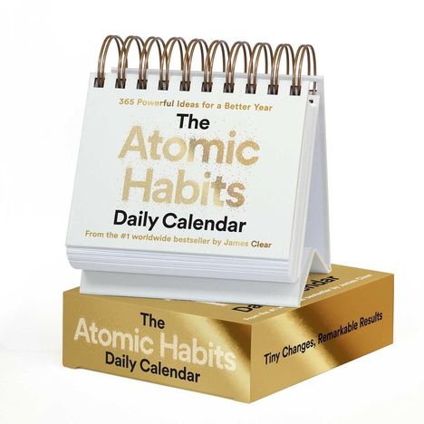 "The Atomic Habits Daily Calendar: 365 Powerful Ideas for a Better Year." Ein aufgestellter Kalender mit Spirale.