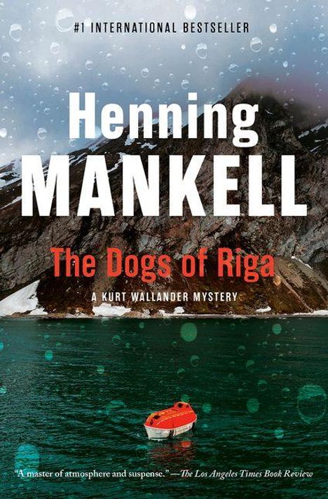 #1 INTERNATIONAL BESTSELLER. Henning Mankell, The Dogs of Riga, A Kurt Wallander Mystery. Rotes Boot auf grünen Gewässern vor Bergen.